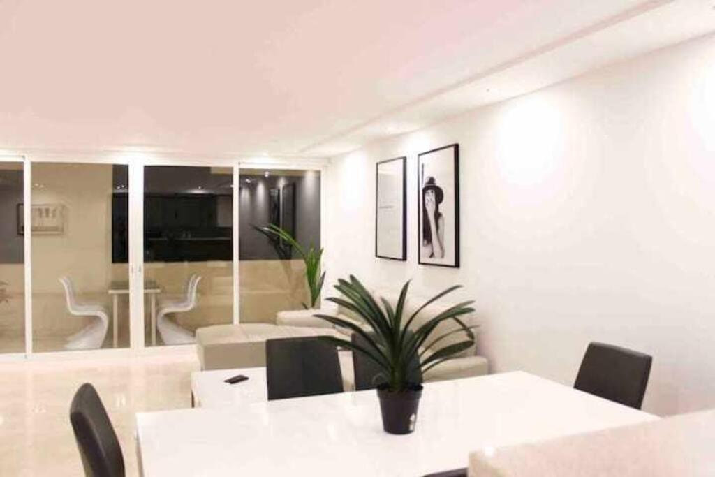 Large Modern Beach Front Apartment, Rooftop Pool!! Apartment Marbella