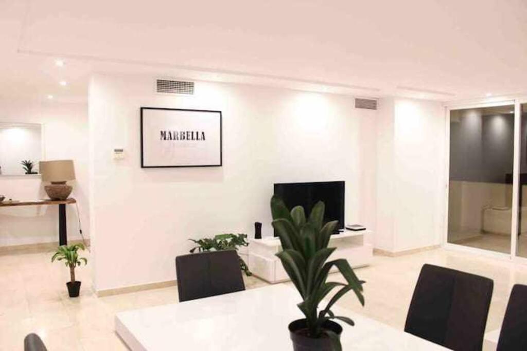Large Modern Beach Front Apartment, Rooftop Pool!!