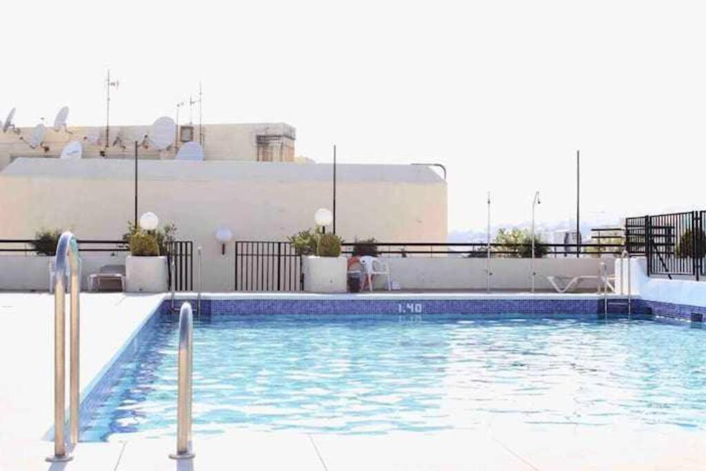 Apartment Large Modern Beach Front Apartment, Rooftop Pool!! *